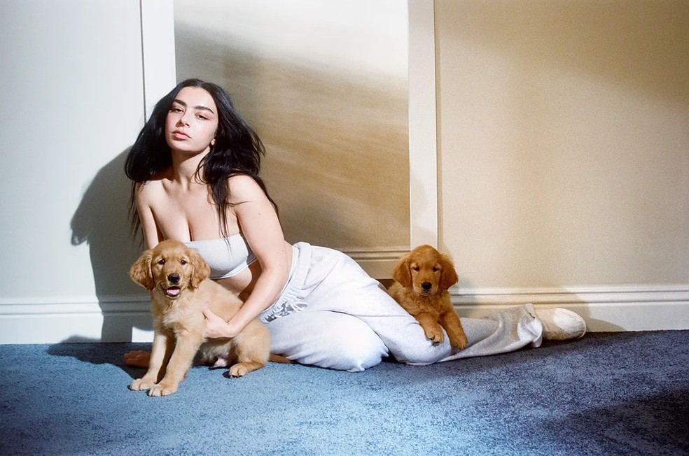 Charli XCX estrela campanha da marca de lingerie de Kim Kardashian — Foto: Divulgação