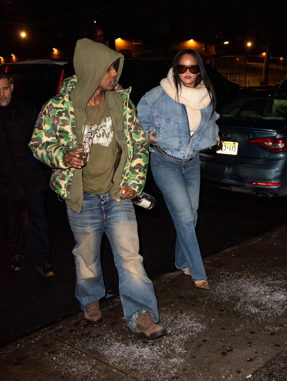 Looks double denim que estão fazendo a cabeça das celebs — Foto: Rihanna / Getty Images