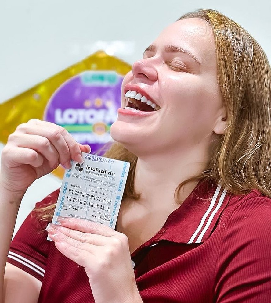Paulinha Leite mostra novo bilhete premiado em loteria