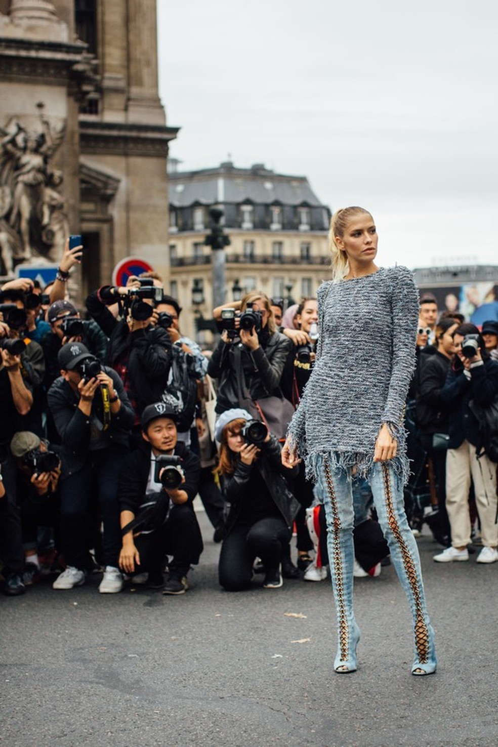 A azul e trançada é protagonista do look (Foto: Imaxtree) — Foto: Glamour