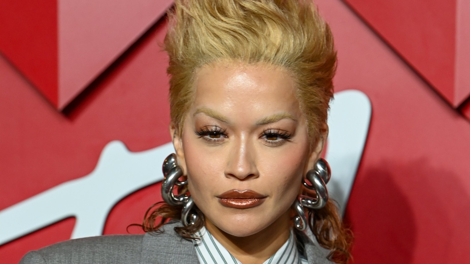 Rita Ora surge com transformação capilar radical em tapete vermelho