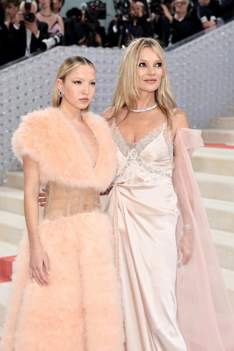 Tal mãe, tal filha! Kate Moss e Lila Moss riscam juntas tapete vermelho do Met Gala 2023 — Foto: Getty Images
