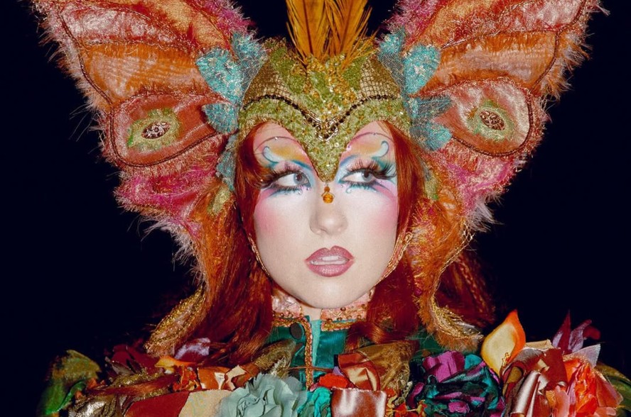 Chappell Roan: um raio-x nos looks de beleza mais icônicos da cantora