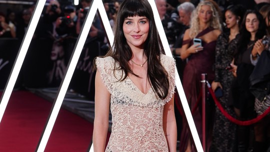 Dakota Johnson deixa lingerie à mostra com vestido transparente em evento de 'Verity' Dakota Johnson deixa lingerie à mostra com vestido transparente em evento de 'Verity'