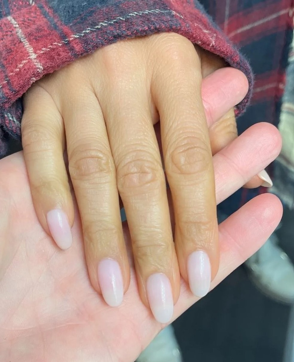 Milky nails: o esmalte branquinho está de volta e aqui estão 10 inspirações para apostar nele — Foto: Instagram/ @tombachik