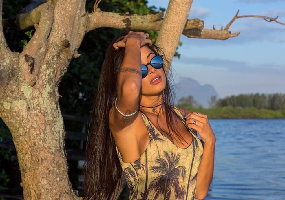 Aline Riscado antes de diminuir as próteses (Foto: Instagram/Reprodução) — Foto: Glamour